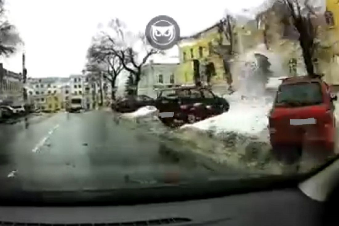 В центре Пензы с крыши здания сошла снежная «лавина»