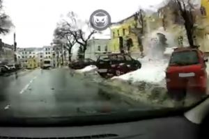 В центре Пензы с крыши здания сошла снежная «лавина»