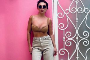 Анна Седокова похвасталась пышной грудью в откровенном наряде