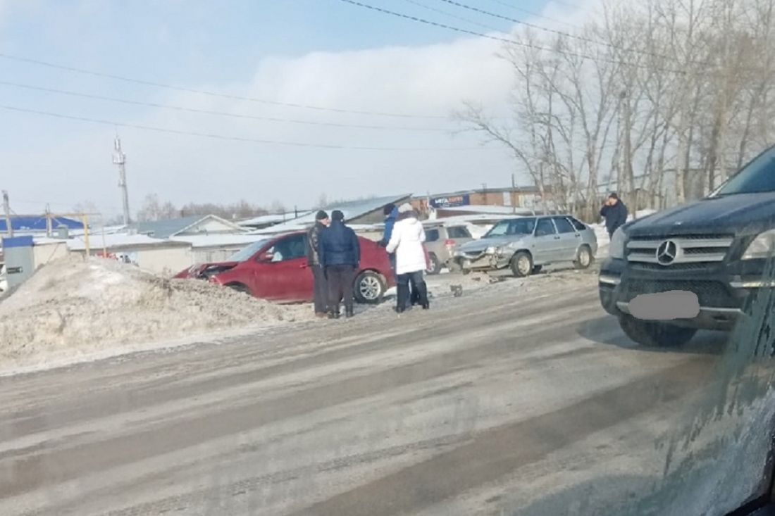 На выезде из Кузнецка произошла тройная авария