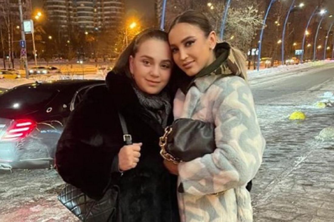 «Она плачет много». Ольга Бузова поделилась трогательным снимком с мамой