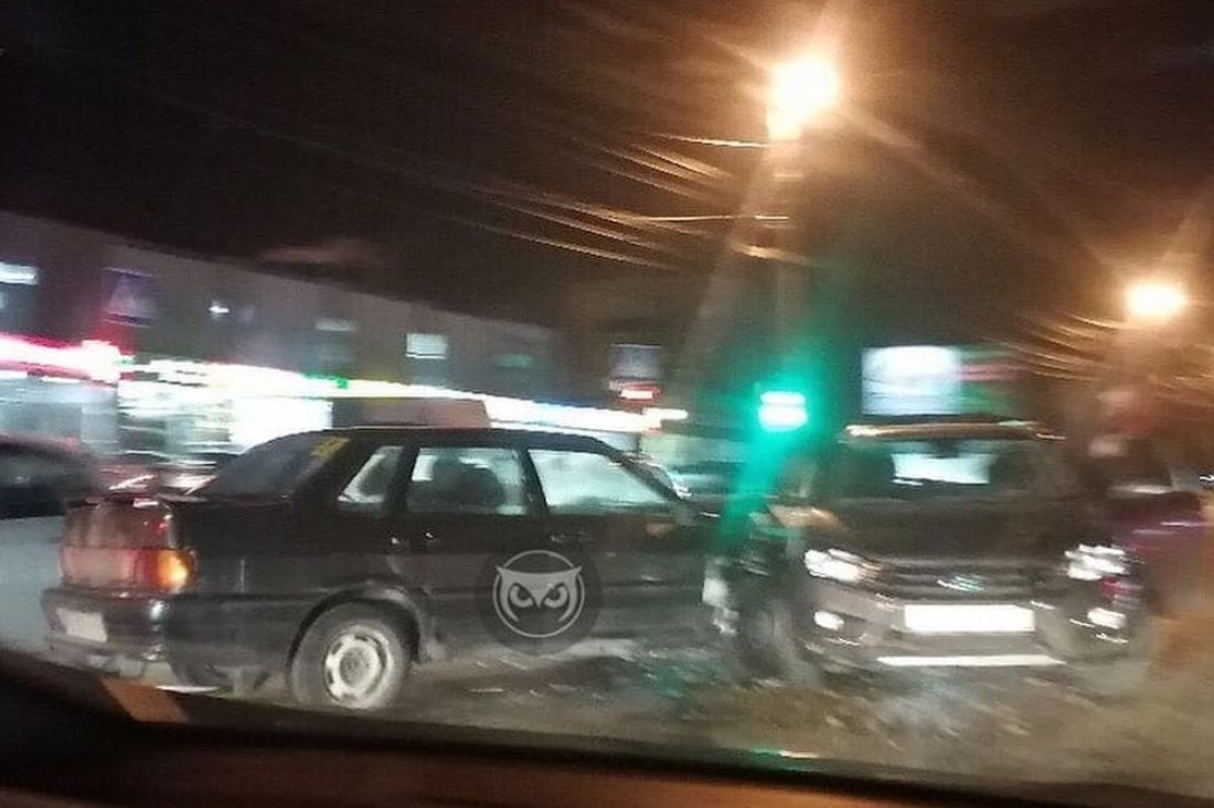 Около торгового центра в Пензе в аварию попали два легковых автомобиля. Видео