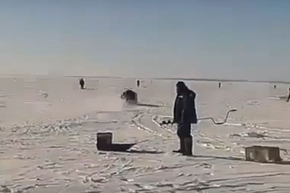 По льду водоема мимо рыбаков промчался «призрачный гонщик». Видео