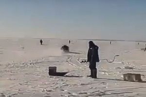 По льду водоема мимо рыбаков промчался «призрачный гонщик». Видео