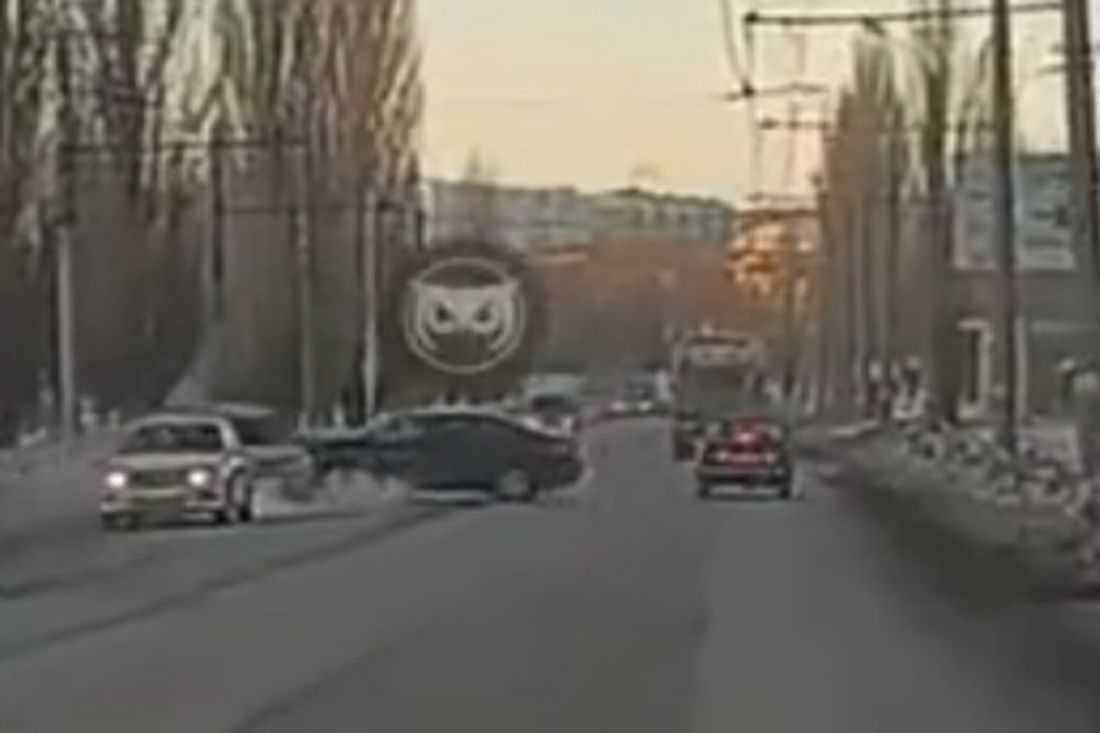 Опубликовано видео с моментом жесткого ДТП на улице Аустрина в Пензе