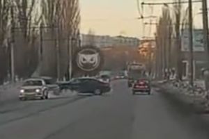 Опубликовано видео с моментом жесткого ДТП на улице Аустрина в Пензе