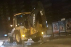 Пензенцев озадачил трактор-снегоуборщик с крутящимися на весу колесами. Видео