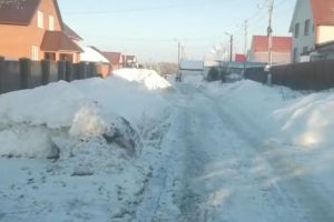 «Скорую всей улицей толкали». В Пензе сняли видео на нечищеной дороге