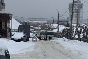 «Проезда нет!» В центре Пензы на узкой дороге «притерлись» две фуры