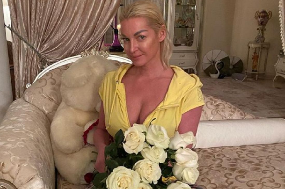Волочкова опубликовала «домашнее» фото с цветами и не сказала, от кого они