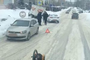 В Пензе в результате ДТП фургон «взобрался» на сугроб