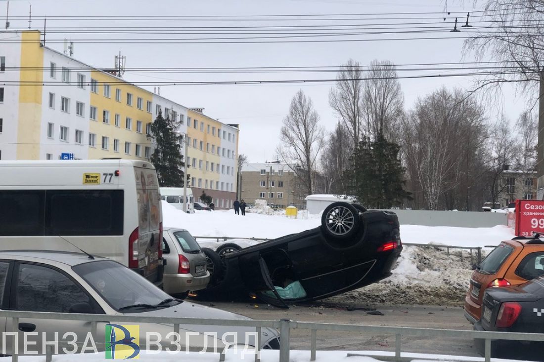 В Пензе в жестком ДТП с пятью машинами перевернулся «Мерседес». Фото