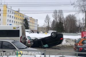 В Пензе в жестком ДТП с пятью машинами перевернулся «Мерседес». Фото