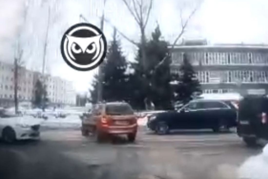 Опубликован момент аварии с «перевертышем» на улице Мира в Пензе. Видео