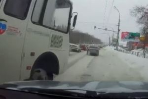 В Пензе сняли на видео, как водитель «запрыгивает» на сугроб после маневра коллеги