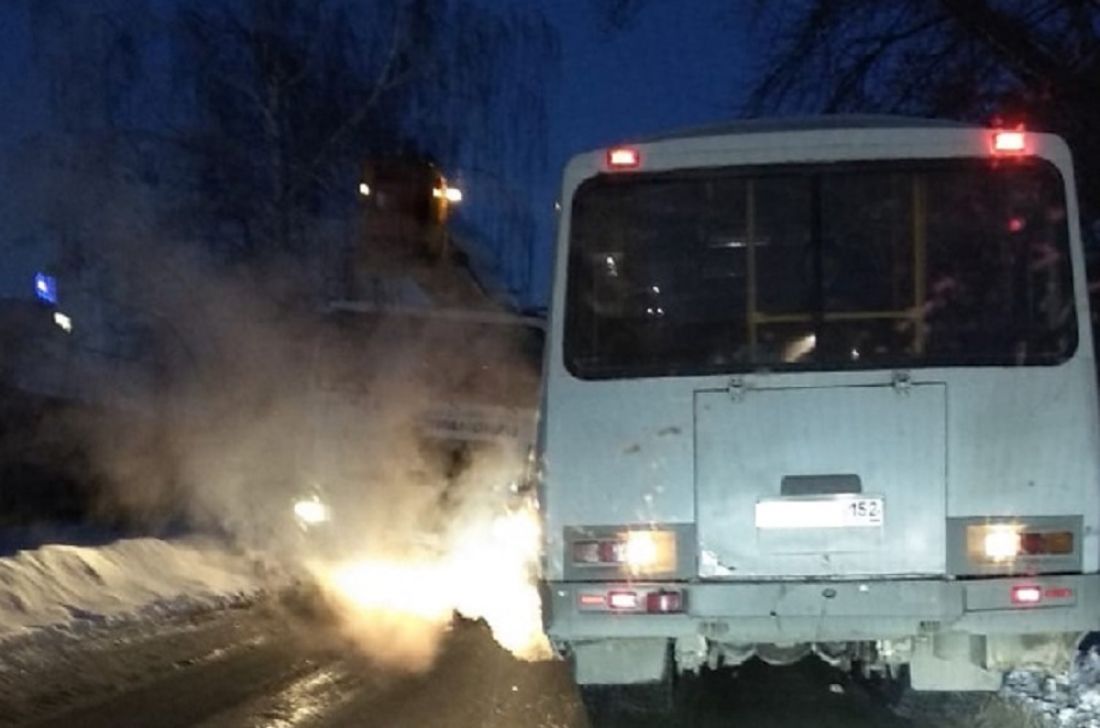 «Не могут разъехаться». В Пензе дорогу перекрыли автобус и автокран