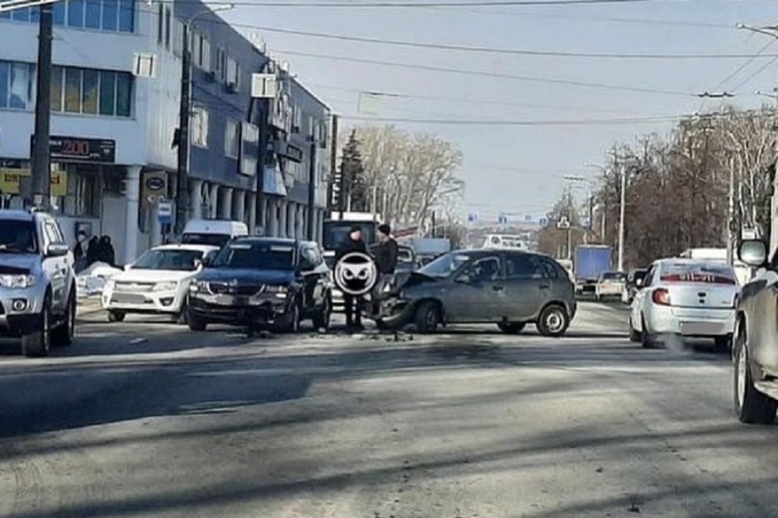 В Пензе у отечественной машины разворотило кузов в ДТП с иномаркой
