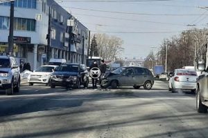 В Пензе у отечественной машины разворотило кузов в ДТП с иномаркой