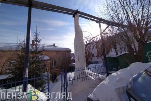 В центре Пензы вырос большой ледяной столб. Фото