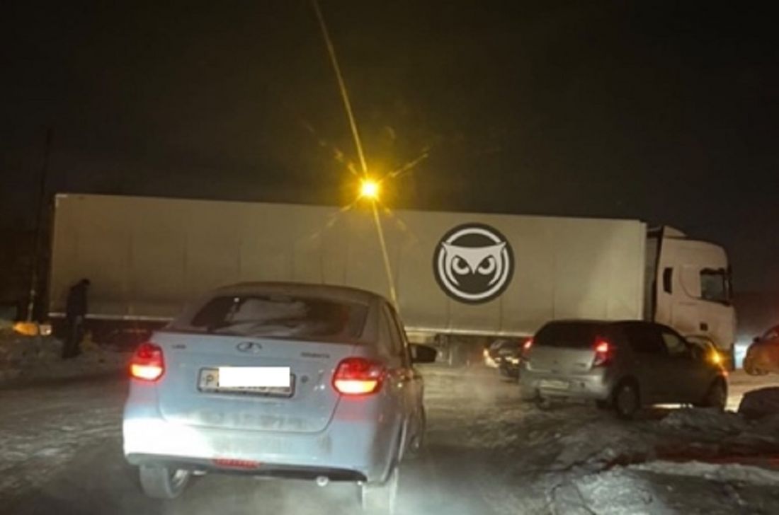 В Пензе перекрывшая дорогу фура спровоцировала пробку