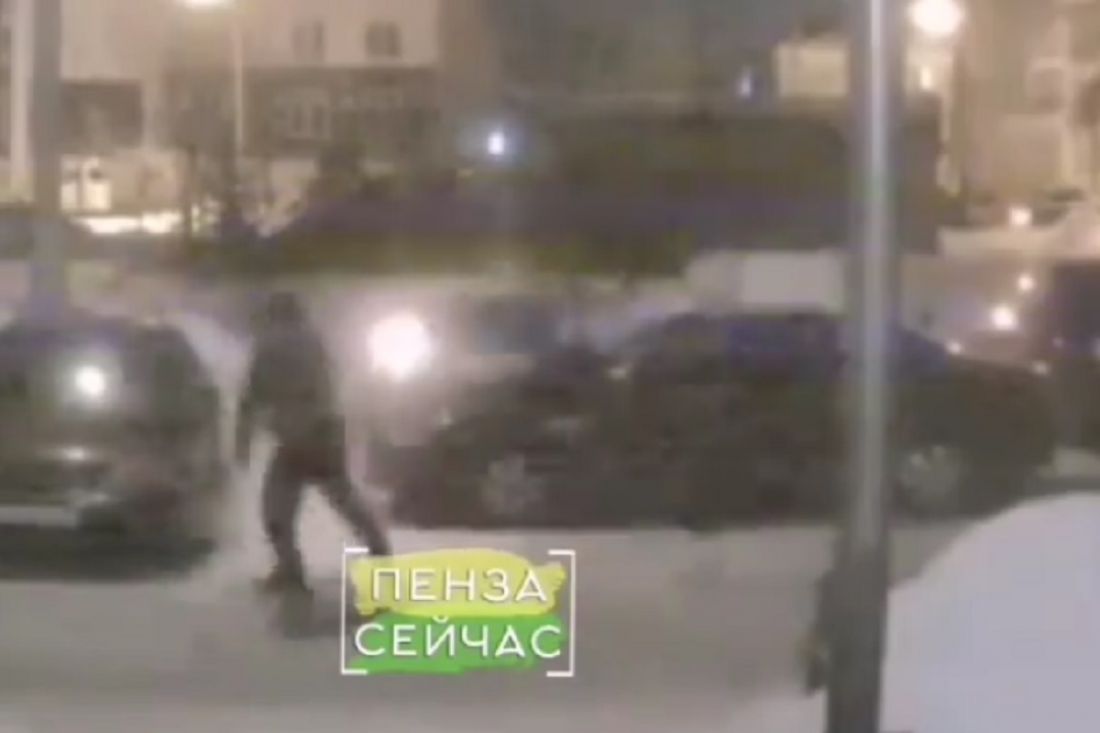 «Ужас какой». На видео попал момент поджога иномарки в Пензе