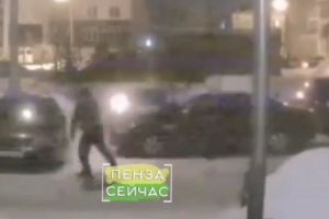«Ужас какой». На видео попал момент поджога иномарки в Пензе