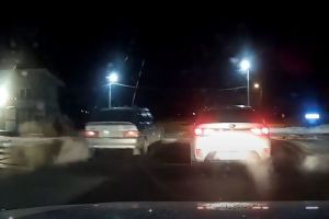 Лихой водитель в Пензе пошел на обгон на железнодорожном переезде. Видео