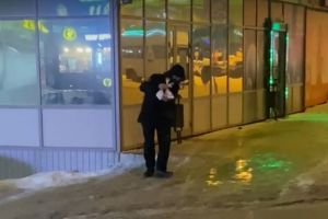 Житель Пензы занялся работой коммунальных служб, посыпав дорожку солью