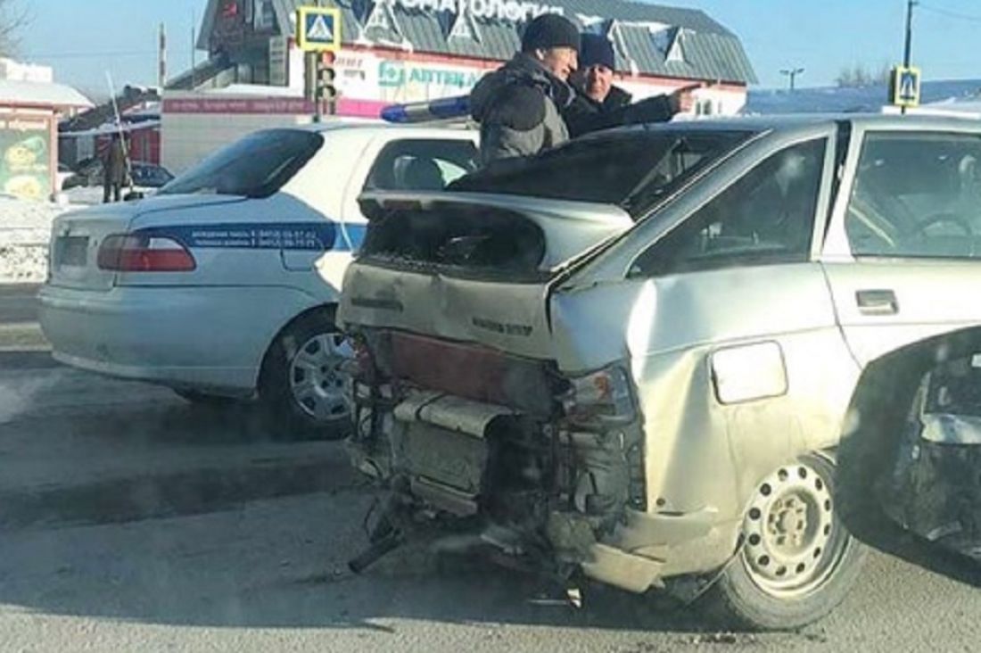 В Терновке маршрутка серьезно помяла заднюю часть легковушки
