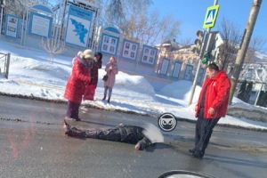 Соцсети: в Пензе посреди дороги лежит мужчина без признаков жизни