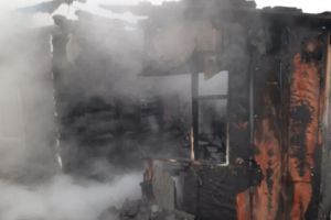 Семья из Мокшана в результате пожара осталась без крыши над головой