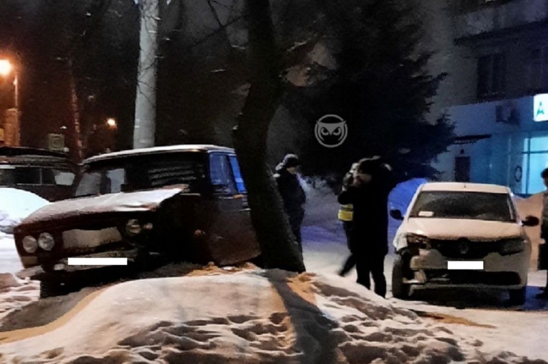 Пензенская легковушка влетела в сугроб, едва не врезавшись в дерево. Видео