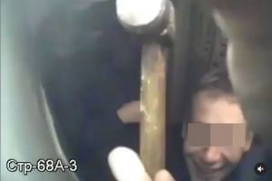 В Пензе камера сняла вандалов, рушащих лифт в многоквартирном доме
