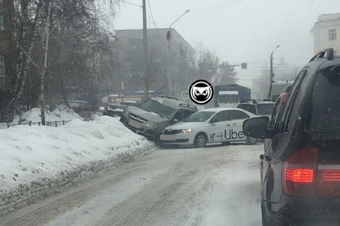 На Южной поляне в Пензе иномарка вытолкнула «ВАЗ» с дороги на сугроб