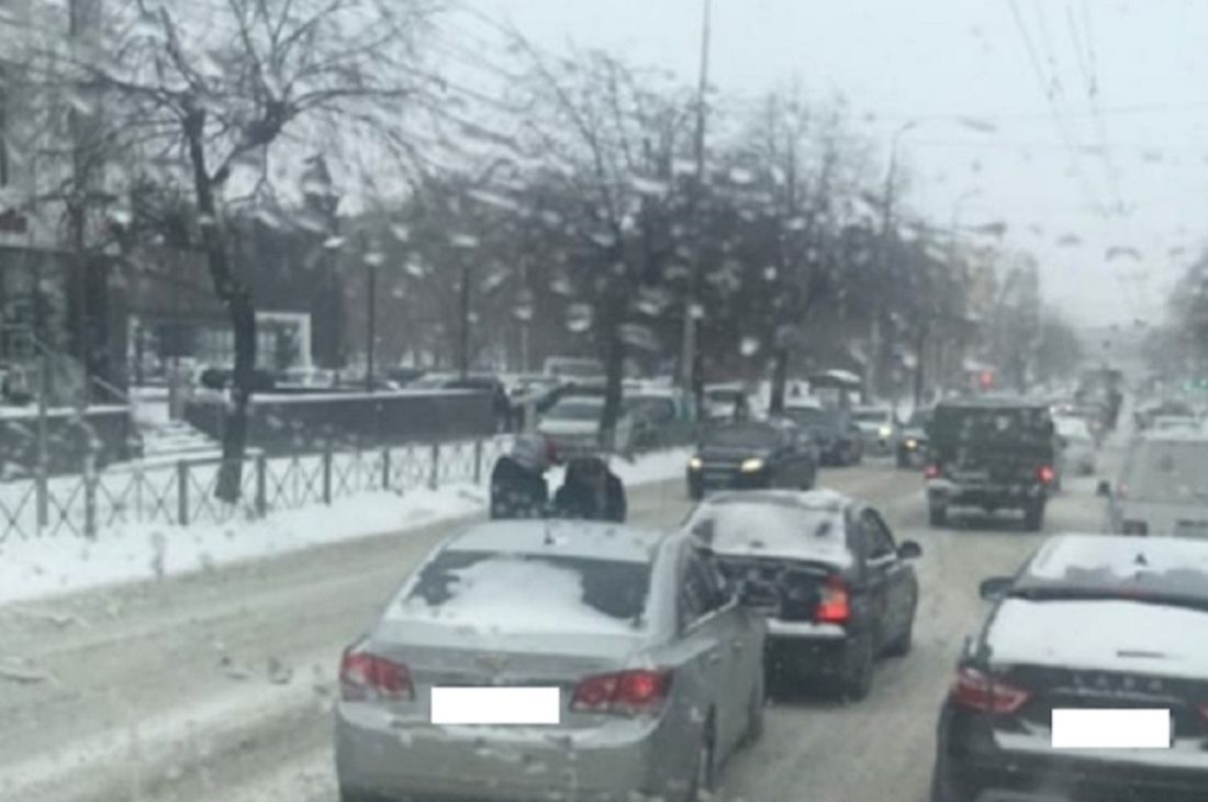 В центре Пензы два авто помешали движению транспорта