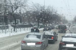 В центре Пензы два авто помешали движению транспорта