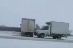 На въезде в Пензу столкнулись два грузовика. Видео