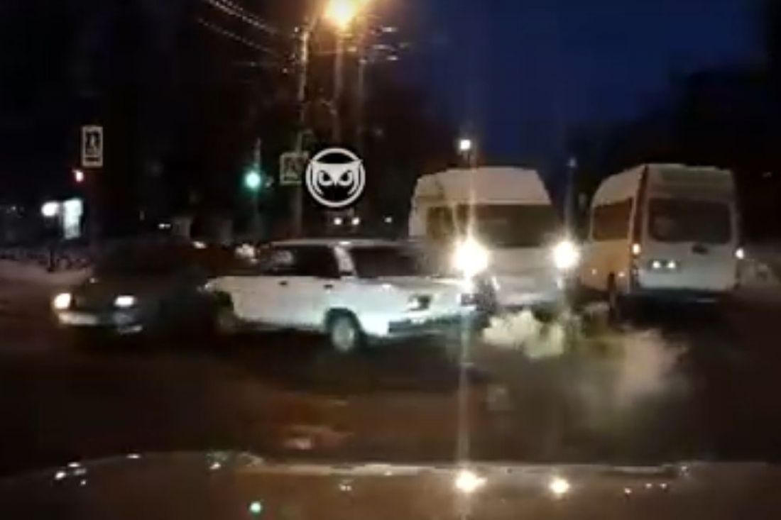 На видео попал момент нелепого ДТП на перекрестке в центре Пензы