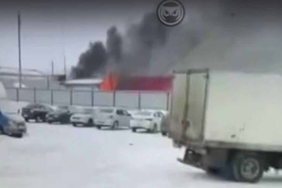 В пензенском микрорайоне Север полыхает здание. Видео