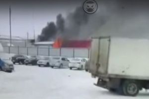 В пензенском микрорайоне Север полыхает здание. Видео