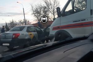 «Ребенок и мужчина лежат». Последствия жесткого ДТП в Пензе попали на видео
