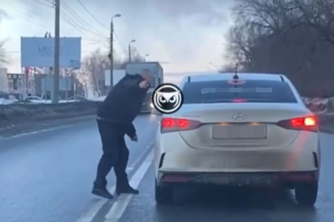 В Пензе водитель выскочил на дорогу для разборок с коллегой. Видео