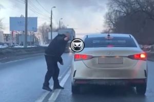 В Пензе водитель выскочил на дорогу для разборок с коллегой. Видео