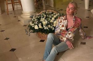 Анастасия Волочкова заинтриговала поклонников, выложив фото с букетом