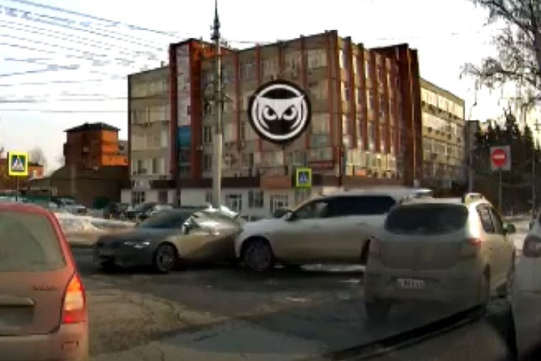 В центре Пензы сняли на видео момент нелепой аварии