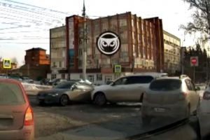 В центре Пензы сняли на видео момент нелепой аварии
