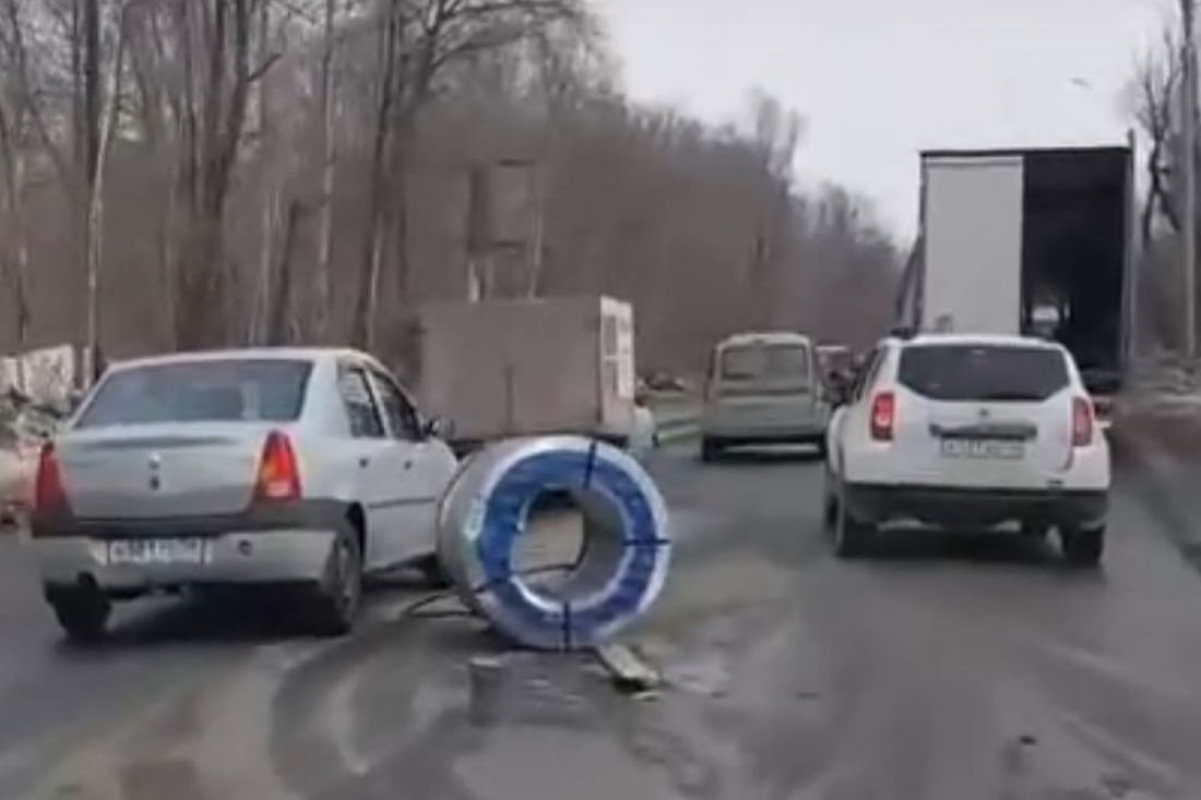 В Пензе на дорогу из грузовика вывалился рулон металла. Видео
