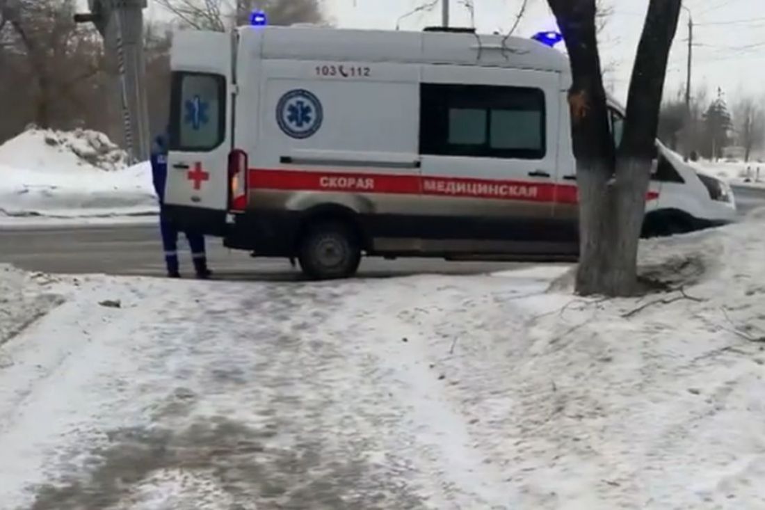 На улице Калинина в Пензе мужчина сломал ногу из-за «катка» на тротуаре. Видео