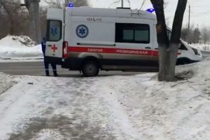 На улице Калинина в Пензе мужчина сломал ногу из-за «катка» на тротуаре. Видео