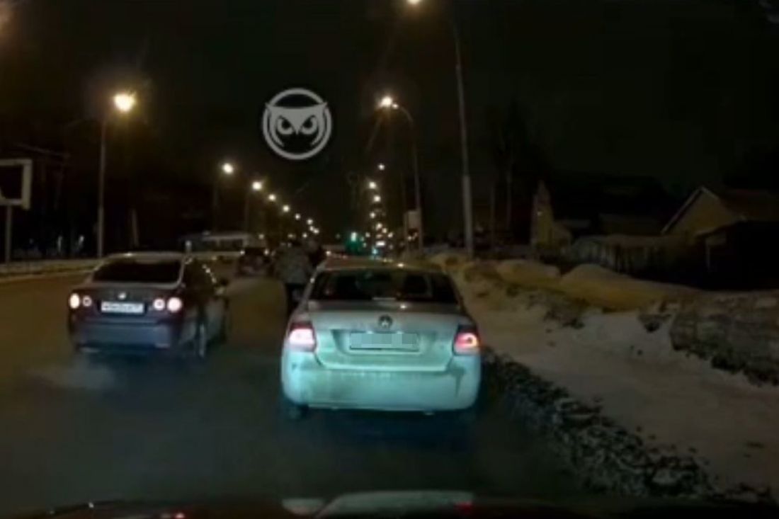 В Пензе водители устроили разборки на проезжей части из-за опасного маневра. Видео